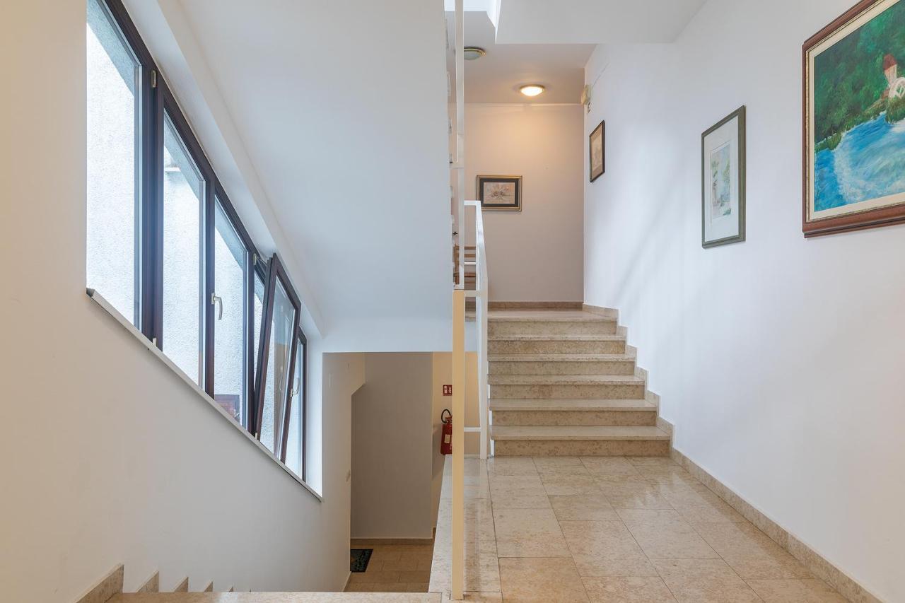 Apartment Little Gallery **** Rovinj Bagian luar foto
